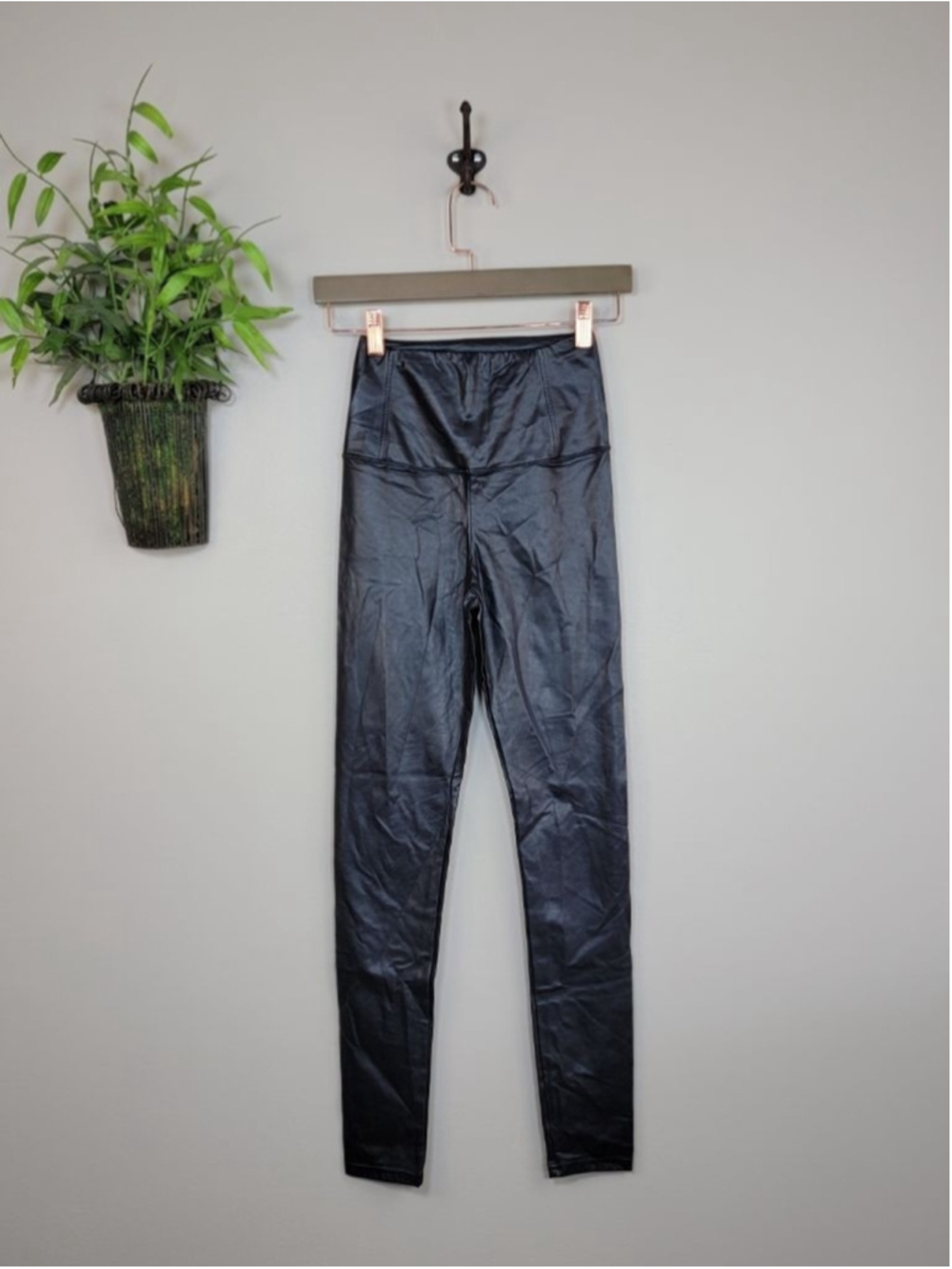 Aritzia Wilfred Free XS Daria Faux Leather Leggings Pants Black Skinny Leg Vegan